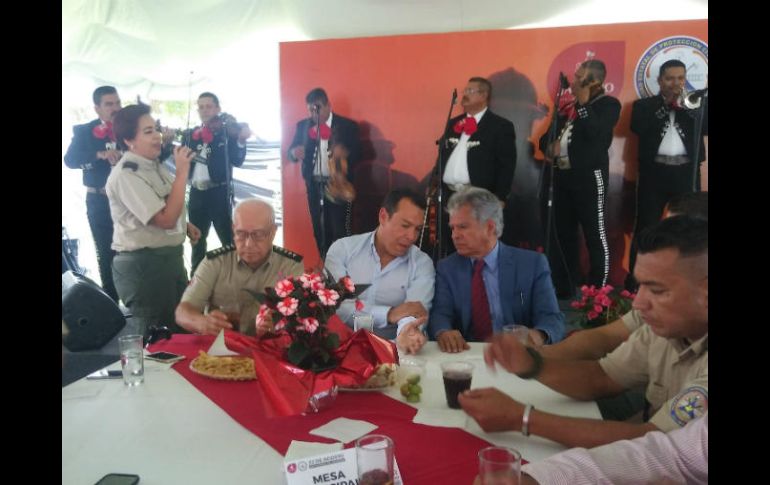 Personal disfrutó de una comida especial acompañados de mariachi. EL INFORMADOR / R. Bobadilla