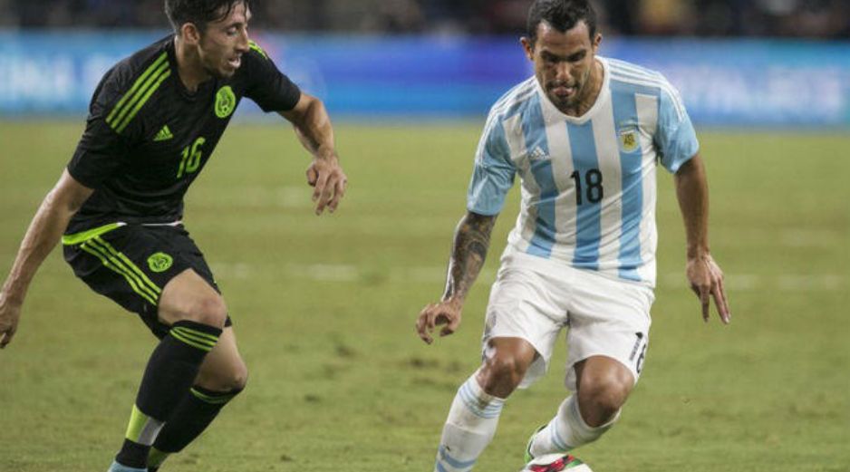 Carlos Tévez (D) es uno de los jugadores señalados por los piratas informáticos. AFP / ARCHIVO