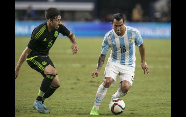 Carlos Tévez (D) es uno de los jugadores señalados por los piratas informáticos. AFP / ARCHIVO