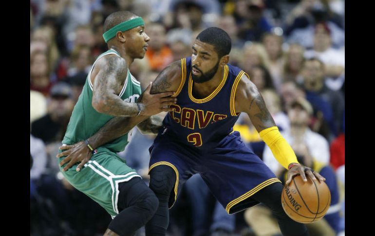 Irving (D) y Thomas (I) defenderán nuevos colores a partir de la próxima temporada. AP / ARCHIVO