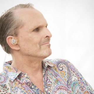 Miguel Bosé se une a campaña contra pesca ilegal de tiburones