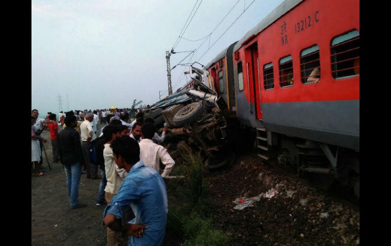 Tras el choque, un vagón del tren volcó y otros tres descarrilaron. AFP / STR