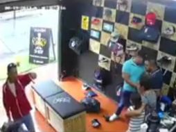 Con un arma de fuego, los presuntos ladrones amagan a sus víctimas y los acorralan, junto al mostrador. TWITTER / @alertasurbanas