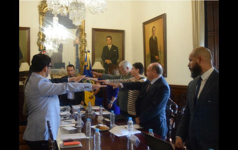 Los integrantes rindieron protesta esta mañana ante el secretario general de Gobierno, Roberto López Lara. ESPECIAL / Gobierno de Jalisco