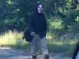 Berry, de 31 años, a pasear con una máscara de payaso y armado con un machete. TWITTER / @DWaughNBCBoston