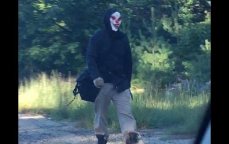 Berry, de 31 años, a pasear con una máscara de payaso y armado con un machete. TWITTER / @DWaughNBCBoston