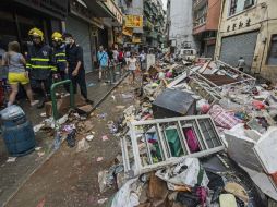Destrozos en una calle tras el paso del tifón 'Hato' en Macao. EFE / A. Mil-Homes