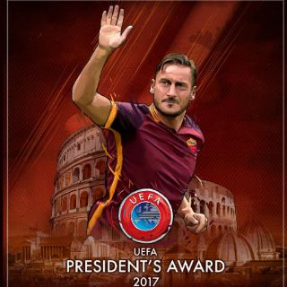 La UEFA premia a Francesco Totti por su larga trayectoria