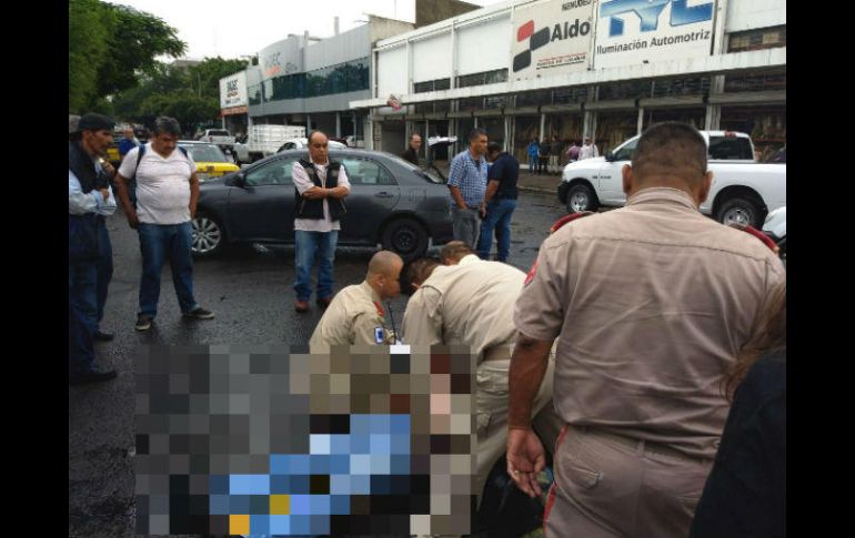 Durante 20 minutos, la persona recibió atención por parte de los paramédicos sin tner respuesta. ESPECIAL / Bomberos Guadalajara