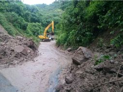 Elementos de UEPCBJ continúan los trabajos para retirar los escombros del derrumbe. ESPECIAL / UEPCBJ