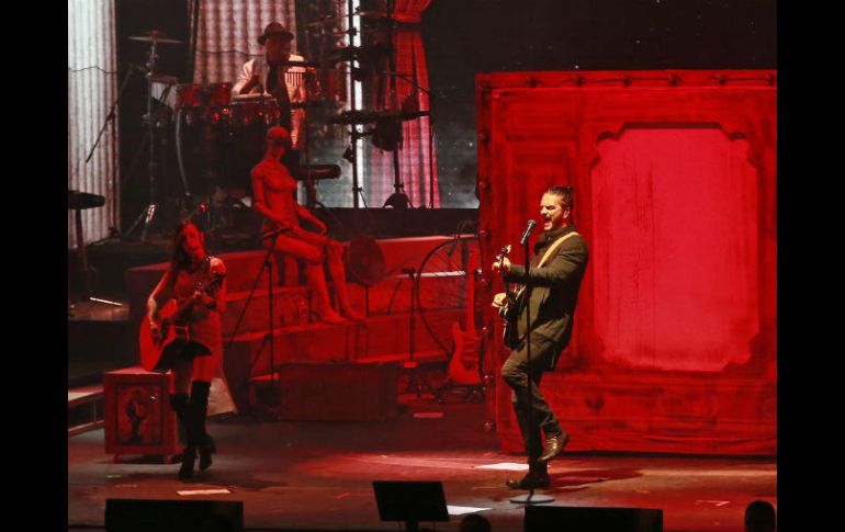 Ricardo Arjona y sus músicos en el escenario del Auditorio Telmex. EL INFORMADOR / M. Vargas