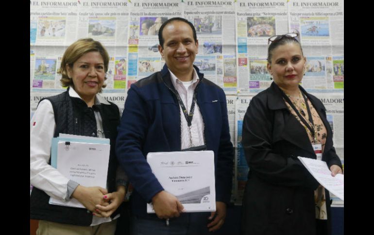 Guadalupe Ramírez, Hugo Guzmán y María Márquez, de la oficina del SAT en Zapopan, explicaron los beneficios del nuevo esquema. EL INFORMADOR / M. Vargas