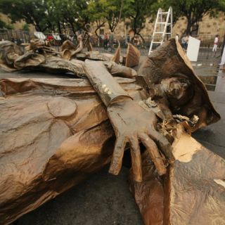 Mariachi de papel maché recibe récord Guinness; lluvia lo arruina