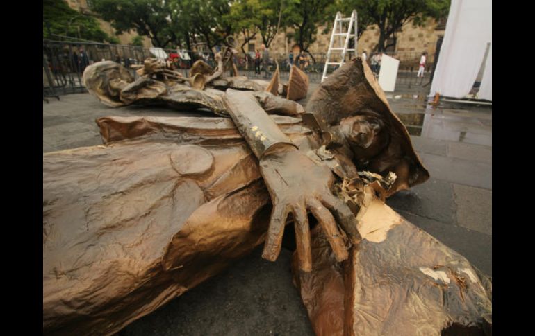 Su creador dijo que esto ocurrió debido a que al ser 100% de papel y por contar con un fondo hueco, el agua reblandeció el material. EL INFORMADOR / F. González