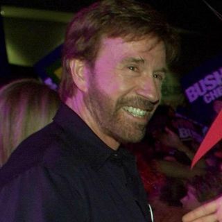 Chuck Norris vence dos infartos en menos de una hora