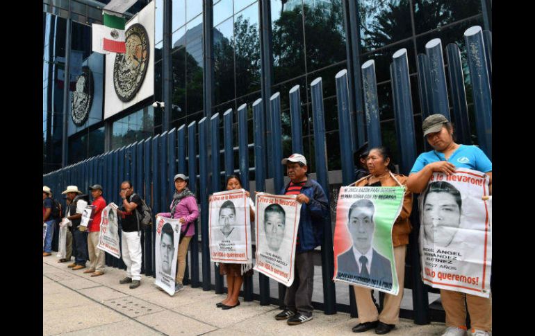 Padres de las víctimas de Ayotzinapa manifestándose hoy, viernes 25 de agosto de 2017 en la Ciudad de México. AFP / Y. Cortez