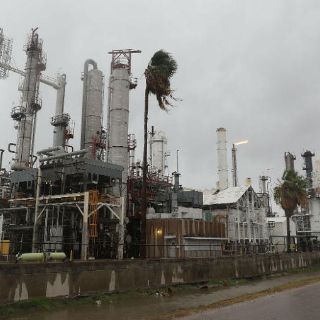 Temen que ‘Harvey’ afecte producción de gasolina en EU