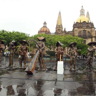 Y los mariachis... cayeron