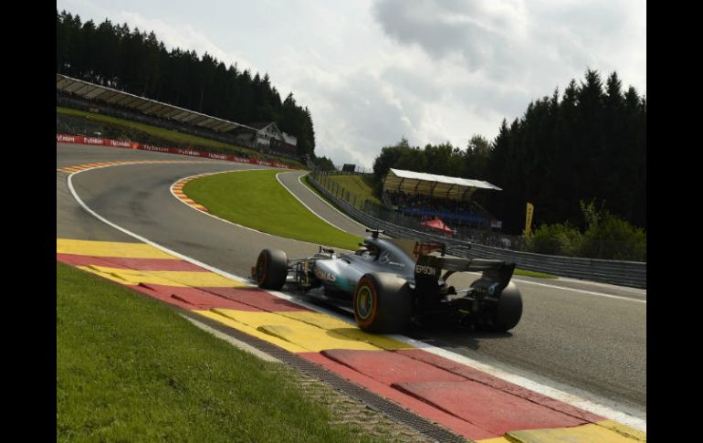 Hamilton marcó el mejor tiempo del día tras mejorar cuatro veces el récord antes impuesto en el trazado de Spa-Francorchamps. AFP / J. Thys