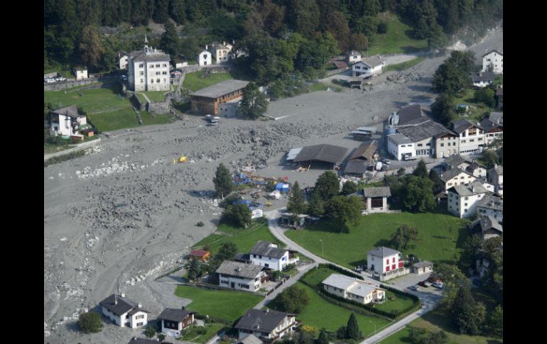 En la búsqueda participan policías, bomberos y militares. EFE / G. Ehrenzeller