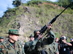 Unos mil 200 efectivos acompañados de civiles marcharon varios kilómetros hasta el paseo Los Próceres. AFP /