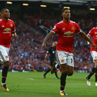 Manchester United vence y sigue como líder