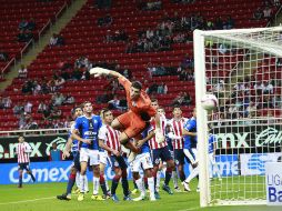 Tiago Volpi, portero del Querétaro, tuvo un par de intervenciones para impedir el tanto del Guadalajara. EL INFORMADOR / M. Vargas