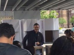 El rector emite su voto en la casilla ubicada frente al Expiatorio. EL INFORMADOR / V. Arenas