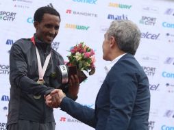 Fikadu Kedebe, ganador del maratón, mientras es felicitado por Miguel Ángel Mancera durante la premiación. TWITTER / @ManceraMiguelMX