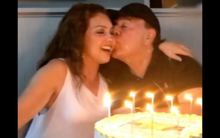 Thalía apagó las velitas de un pastel junto a su esposo Tommy Mottola. INSTAGRAM / thalia