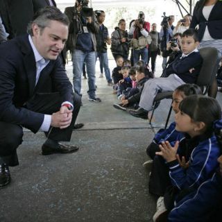 'No a Reforma Educativa', dice niño en micrófono en evento con Nuño