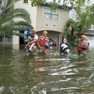 Rescatan unas 300 personas de inundaciones en Houston