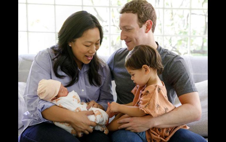 En la imagen, también aparece su primera hija Maxima, nacida a finales de 2015. FACEBOOK / Mark Zuckerberg