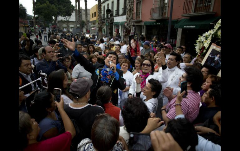 Seguidores de Juan Gabriel se reunieron en la Plaza Garibaldi de la capital mexicana. AP / E. Verdugo