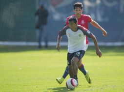 Ángel López (#18) y sus compañeros de Chivas dejarán todo en la cancha con el único objetivo de seguir inmaculados en casa. MEXSPORT / C. De Marchena