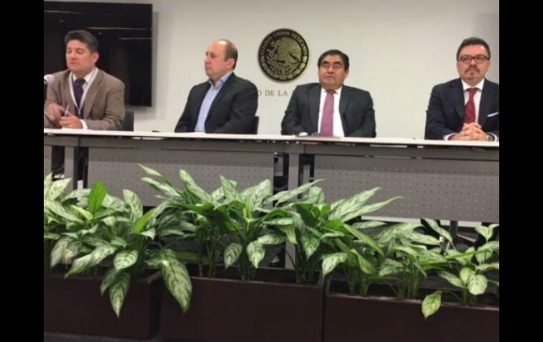 Rodolfo Raúl González, ex agente del Cisen (izquierda), señala que ya presentó una denuncia ante la PGR contra el ex gobernador. FACEBOOK / Miguel Barbosa Huerta