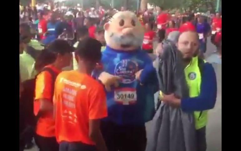 Simpatizantes del corredor alegaban que él pagó su número para correr y, por lo tanto, no podían prohibirle terminar el maratón. TWITTER / @DrSimiTV