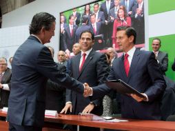 Peña Nieto entregó la concesión para la Bolsa Institucional de Valores a Santiago Urquiza, presidente de Cencor. NTX / Presidencia