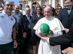 Recibió una pelota con los colores del equipo, y todos se tomaron una foto de grupo en las escalinatas de la Basílica de San Pedro. AFP /