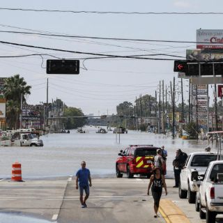 Comienza a bajar inundación en Houston, pero ‘Harvey’ no cesa