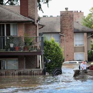 Niña sobrevive a ‘Harvey’ aferrada al cuerpo de su madre