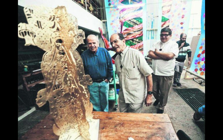 Reunión. Ismael Vargas (izquierda) y Alejandro Solalinde (derecha) en el estudio del artista. ESPECIAL / Cultura GDL
