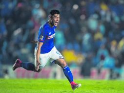 Salvador. Felipe Mora festeja tras conseguir en tiempo de compensación el gol de la victoria para el Cruz Azul. MEXSPORT /