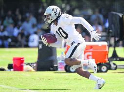 El receptor titular de los Raiders tendrá dos años más para aportar a que su equipo intente llegar a un juego por el título de la NFL. AP /