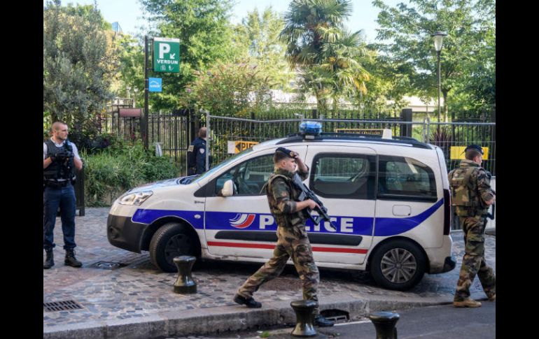 El agresor trató de escapar tras la agresión, y policías lo detuvieron tras dispararle. EFE / C. Petit