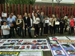 Familiares de personas desaparecidas que se manifestaron a las puertas del Palacio Legislativo de San Lázaro. NTX /