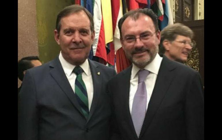 Enrique Solana Sentíes, presidente de la Concanaco-servytur, al lado de Luis Videgaray, secretario de Relaciones Exteriores. FACEBOOK / Concanaco