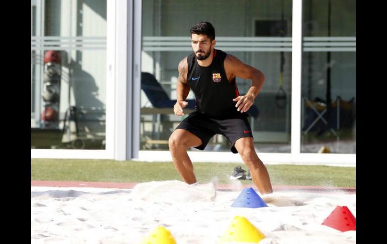 Aunque se habían calculado cuatro semanas de baja, el uruguayo fue dado de alta tras quince días alejado de los terrenos de juego. ESPECIAL / fcbarcelona.es