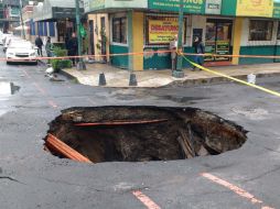 La oquedad daña el drenaje que pasa por la zona, a un costado de Reforma. SUN / G. Molina