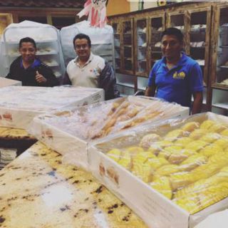 Mexicanos hacen cientos de panes para afectados por ‘Harvey’